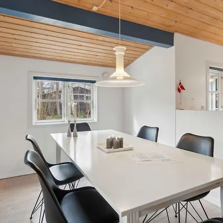 Lovely In Aakirkeby * Vester Somarken